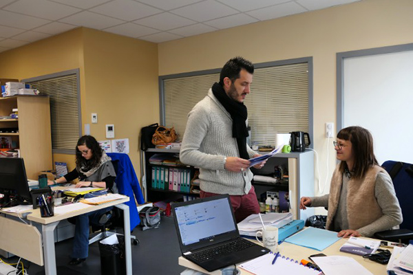 Nicolas Guibal (au centre) transmet le planning du lendemain à Athénaïs (à droite), qui effectue son service civique à l'E2C Rodez