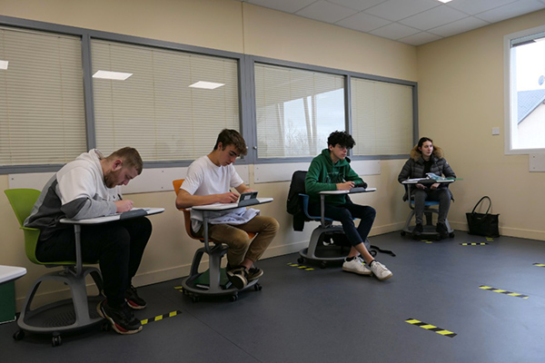 The rooms at the E2C Rodez have been arranged to break up the classic layout of the classrooms