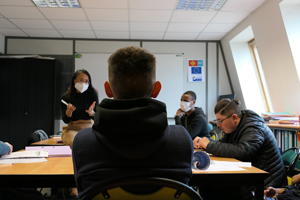 Preparing for their visit to the Work-Future-Training (Travail-Avenir-Formation, TAF) fair in Toulouse with Sarah Degove, students learn how to present themselves during a job interview