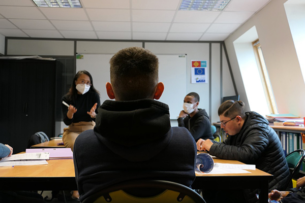 En préparant leur venue au salon Travail-Avenir-Formation (TAF) de Toulouse avec la formatrice Sarah Degove, les élèves apprennent à se présenter lors d'un entretien d'embauche