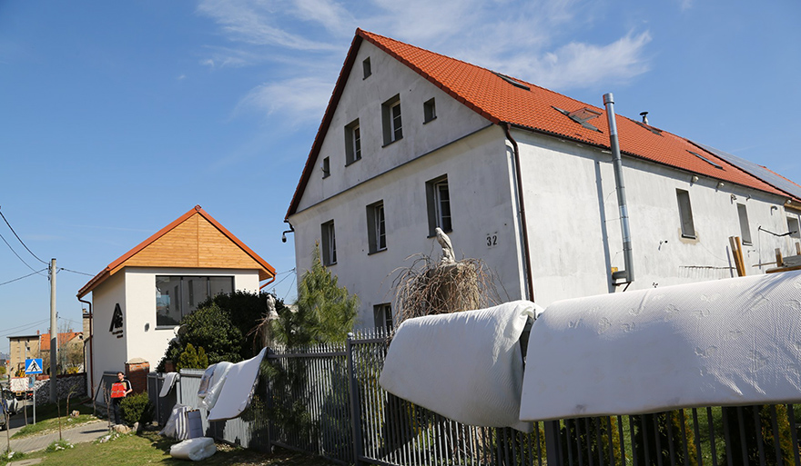 The social cooperative was set up on the grounds of this old building. On the left, the office is located in the former pigsty. On the right, the former farmhouse has become a workers' hostel, which is to be expanded further