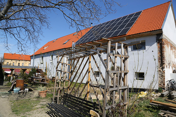 Le foyer d'Arte et ses panneaux solaires ont pu être installés grâce à un crédit du Fonds social européen via la banque polonaise BGK