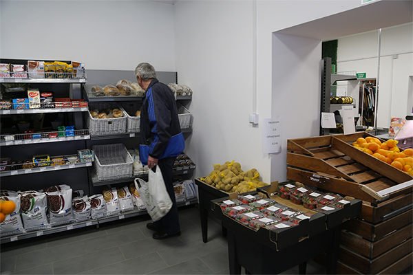 In this social grocery store, opened in November 2021, around 100 Bielawians who receive social assistance are able to buy food at a lower cost on a daily basis