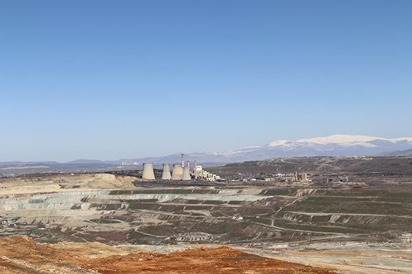 Άποψη του ορυχείου Μαυροπηγής από το σημείο που ήταν χτισμένο το χωριό.Πριν το 2001, το μεγαλύτερο κομμάτι του ορυχείου ήταν δάσος που οι κάτοικοι του χωριού γιόρταζαν κάθε χρόνο την Πρωτομαγιά