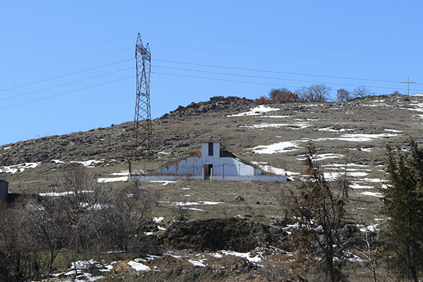Ένα από τα ελάχιστα κτήρια που στέκουν στη Μαυροπηγή