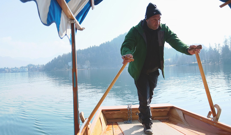Gregor Pazlar, navigateur de pletna, embarcation traditionnelle slovène, dans son bateau Barbara