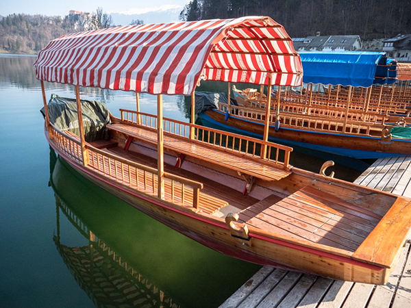 Un pletna, embarcation typique du lac de Bled, dans le port de Mlino