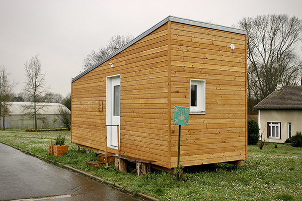 Ma Petite Maison Verte builds tiny houses out of wood and recycled insulation. 18 square metres and everything needed to live inside for a single person