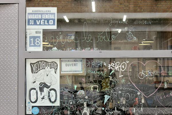 La vetrina del Magasin général du vélo à Aubervilliers. È un negozio che secondo la sua proprietaria, Graziella Laurenty, durerà cento anni