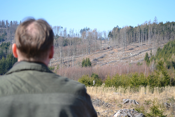 Le technicien forestier Zbyněk Baránek revient sur la catastrophe qui a frappé ses forêts. Aujourd'hui, il a espoir dans la restauration des sols