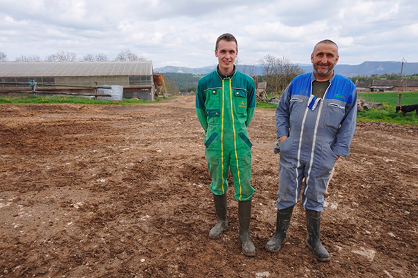 Gemeinsam mit seinem Vater hat der Sohn auf dem Hof der Familie eine landwirtschaftliche Betriebsgemeinschaft (Groupement Agricole d'Exploitation en Commun, GAEC) gegründet