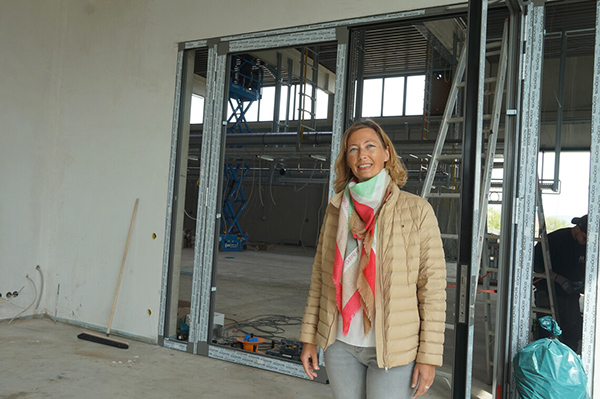 Project manager Dr Andrea Davis proudly leads a tour of the Smart Food Factory under construction in Lemgo on the campus of the Ostwestfalen-Lippe University of Applied Sciences (TH OWL)