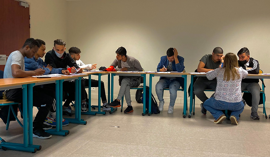 Dans la classe Senghor du centre de formation des métiers de l'artisanat de Rivesaltes, des migrants apprennent le français afin de mieux s'intégrer professionnellement et socialement