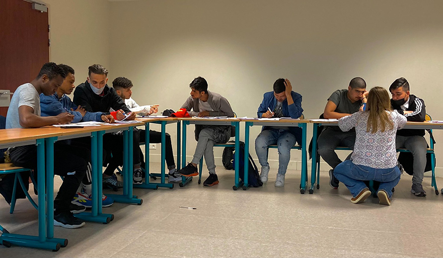 Na promoção Senghor no Centre de Formation aux Métiers de l’Artisanat de Rivesaltes, os migrantes aprendem francês para uma melhor integração profissional e social