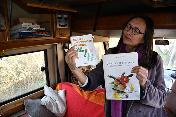 La bibliothèque de la caravane de La Maison regorge de livres. Le sujet? L'alimentation durable, bien sûr