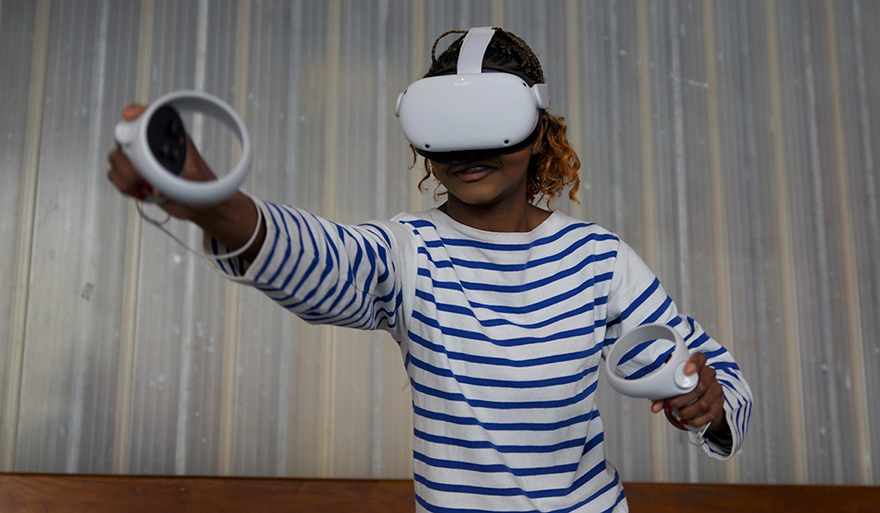 En pleine session de réalité virtuelle, Brenda, 18 ans, reproduit les gestes d'une soudeuse pour voir à quoi ressemble le métier
