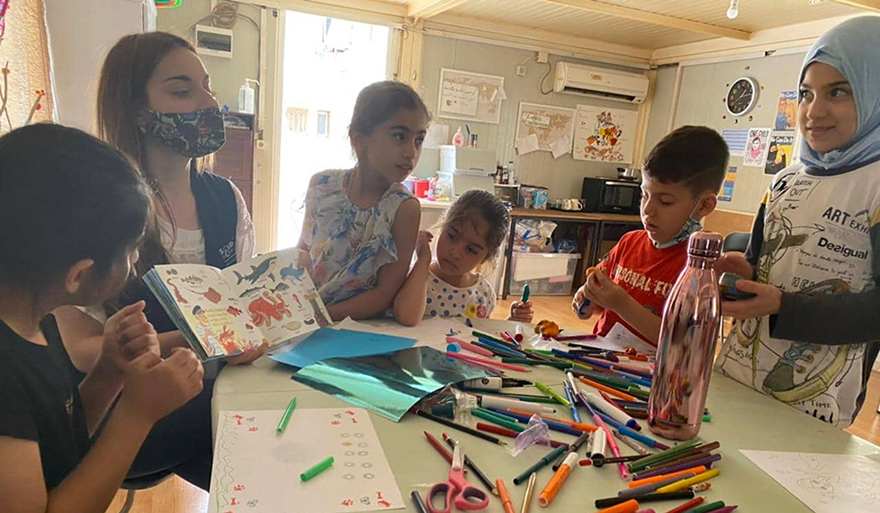 The educators organise creative activities for the children