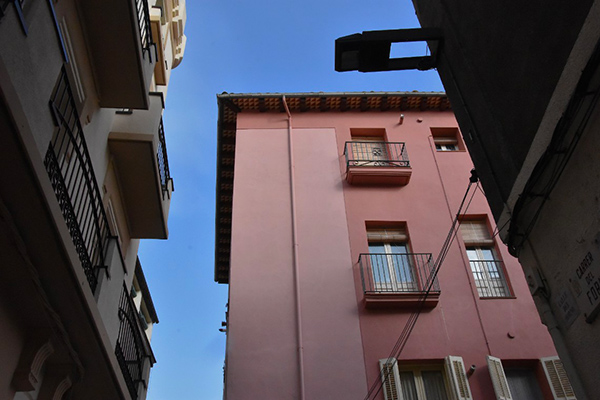 Este edificio, en el centro de Tremp, acoge la vivienda donde se instalan los jóvenes. Siete profesionales están con ellos las 24 horas