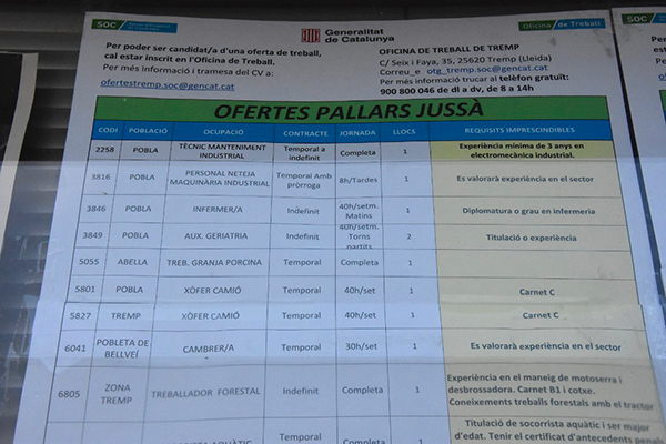 Las ofertas de empleo en la comarca, colocadas en la oficina de Trabajo de Tremp