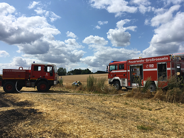 Un camion allemand fournit de l'eau à un véhicule tout-terrain français lors d'un feu de friche